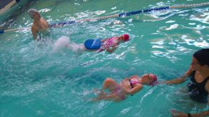 Foto com crianças nadando